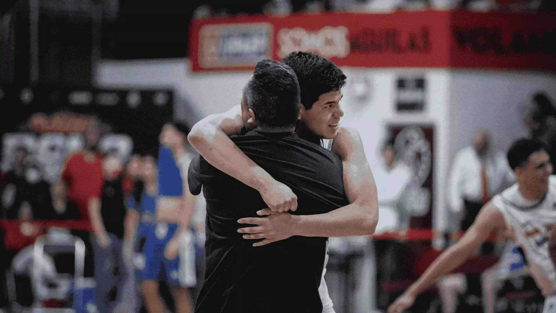 Abrazo entre Coach y jugador de Borregos Hidalgo 