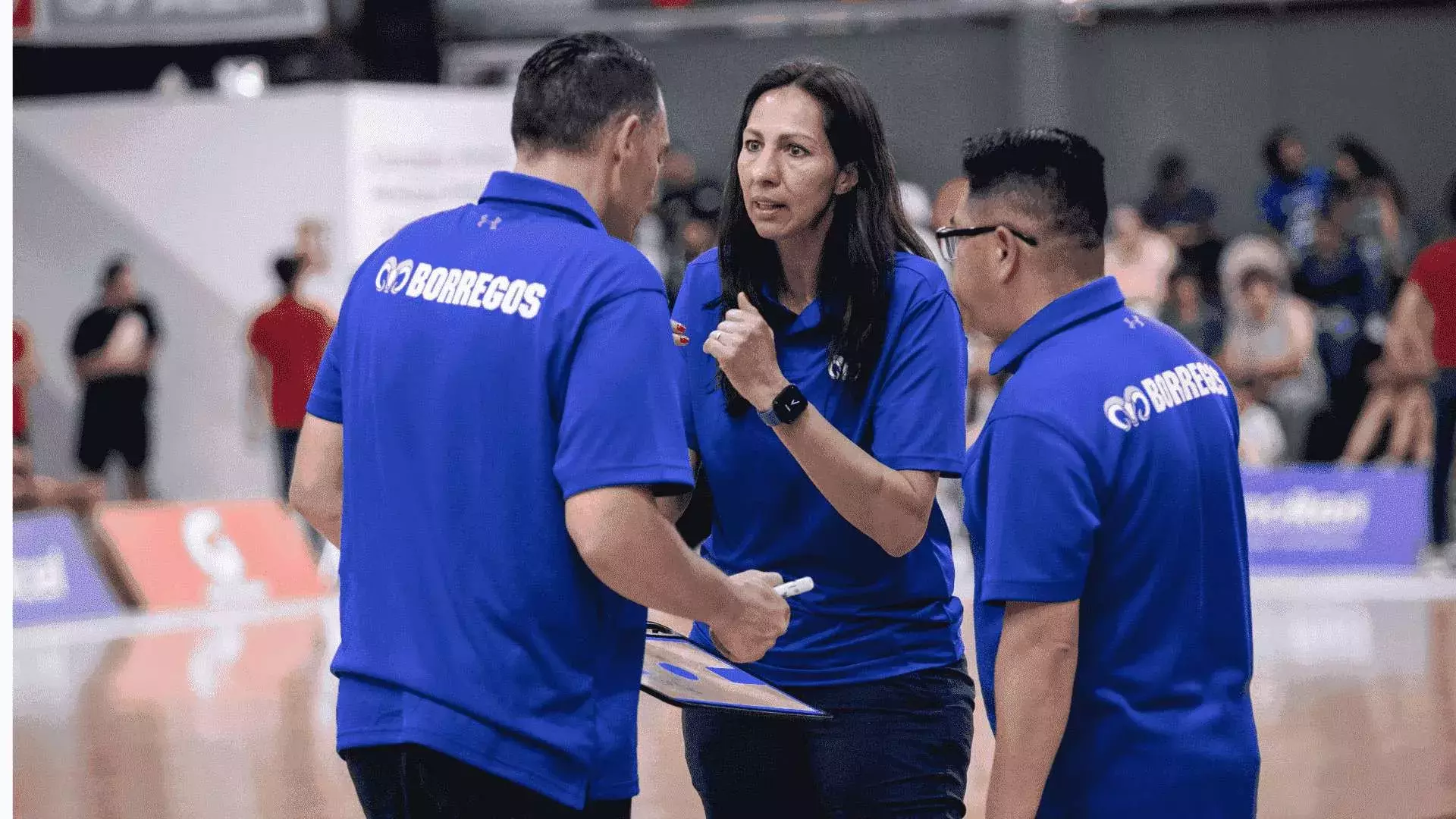 Coaches de Borregos Hidalgo platicando la estrategia 