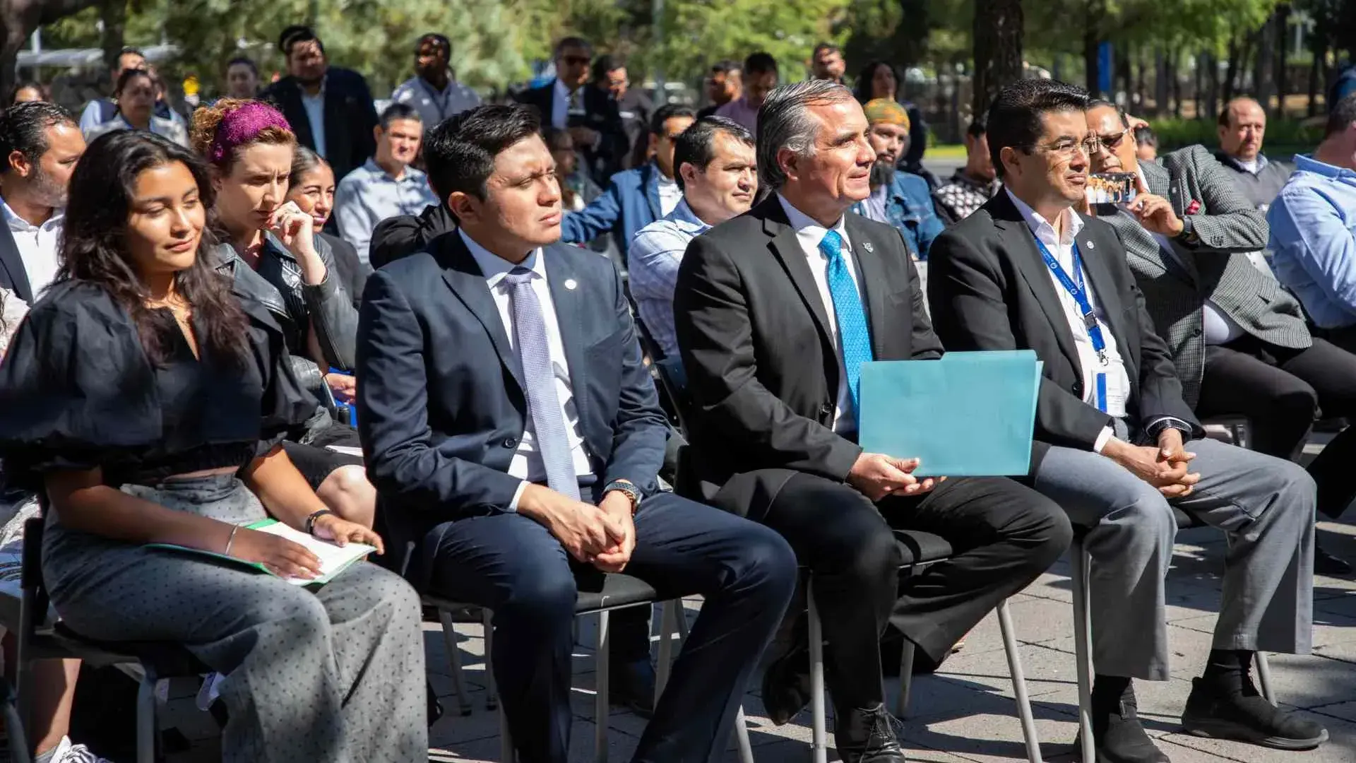 Las estatuas representan la labor en la enseñanza de las y los profesores.
