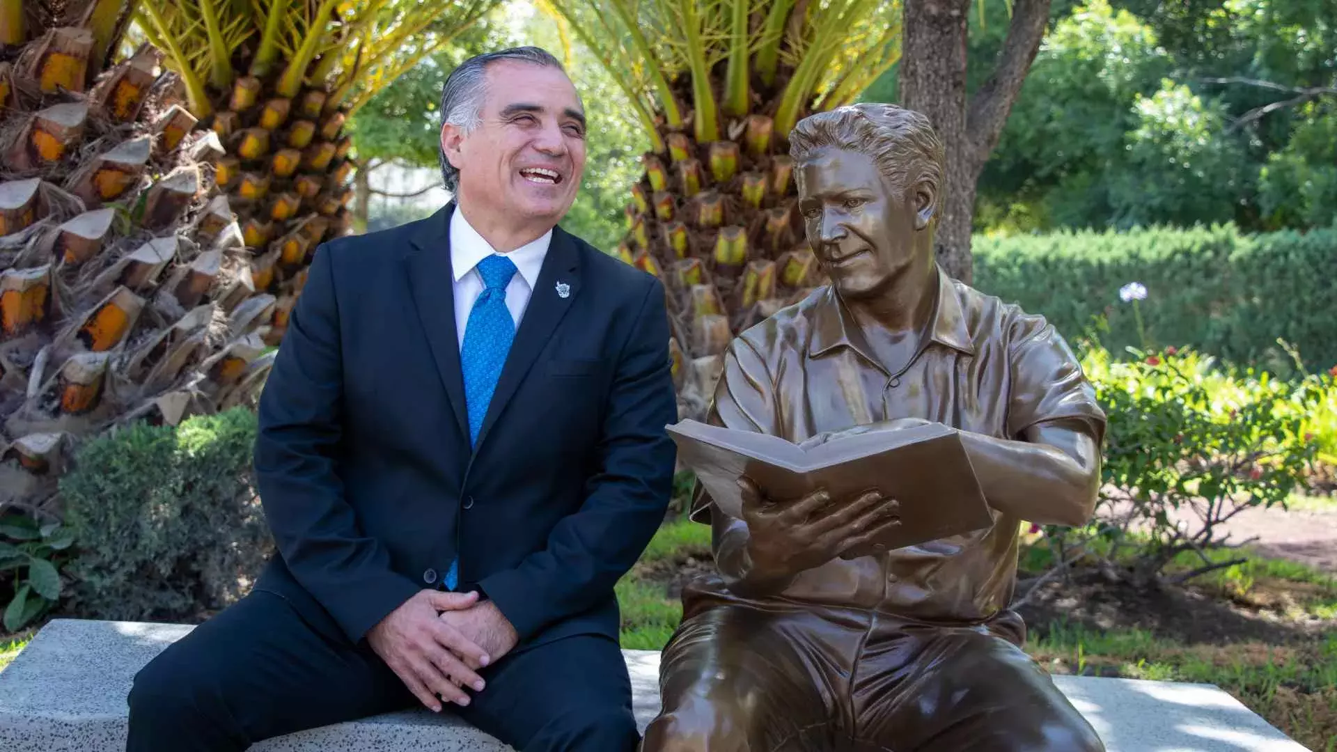 Las estatuas representan la labor en la enseñanza de las y los profesores.