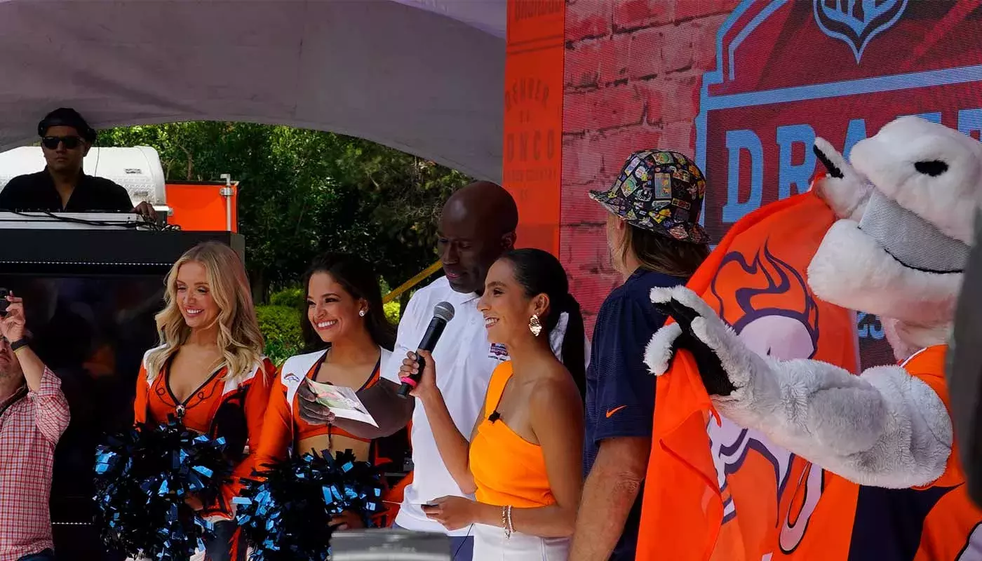 Denver Broncos presentan pick durante la sexta ronda del NFL Draft en Tec campus Santa Fe