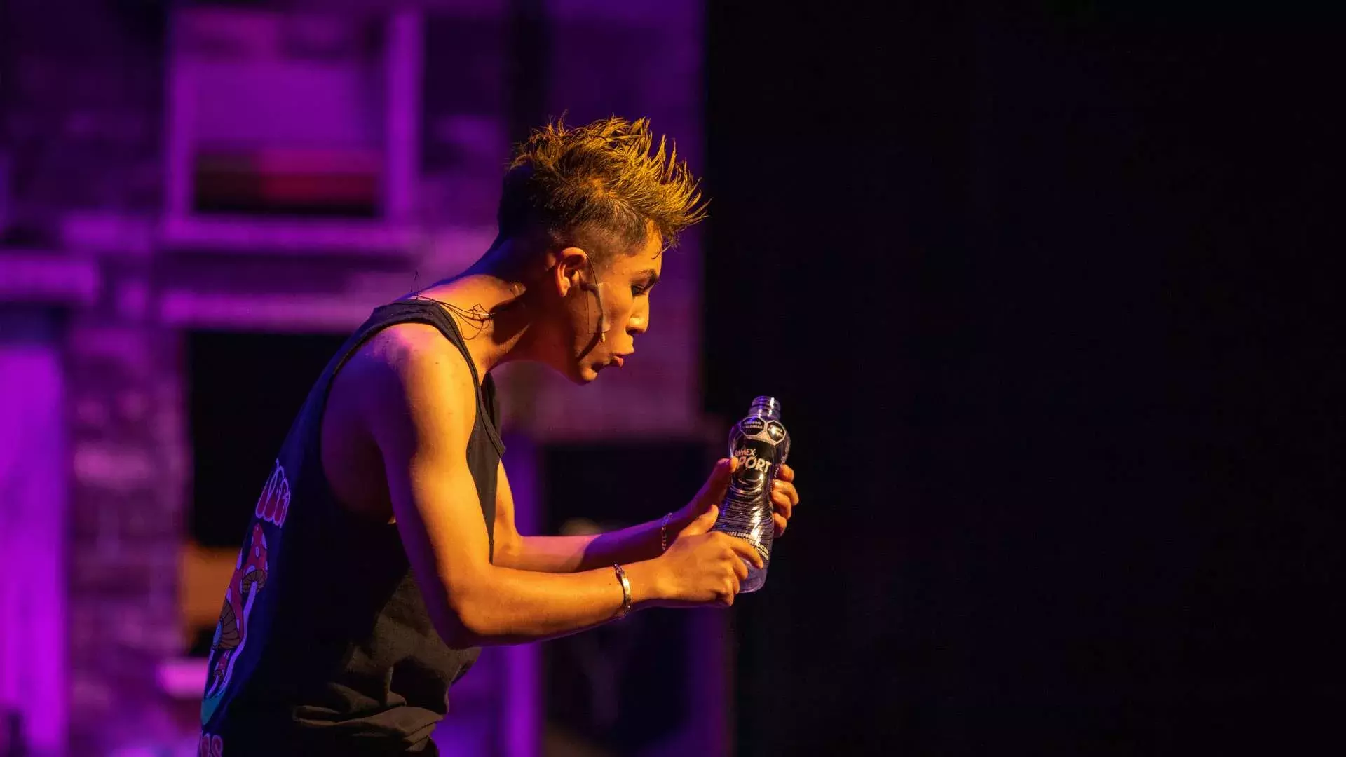 Alumno interpreta a "Chakas" uno de los personajes principales que sostiene una botella de plastico mientras actúa