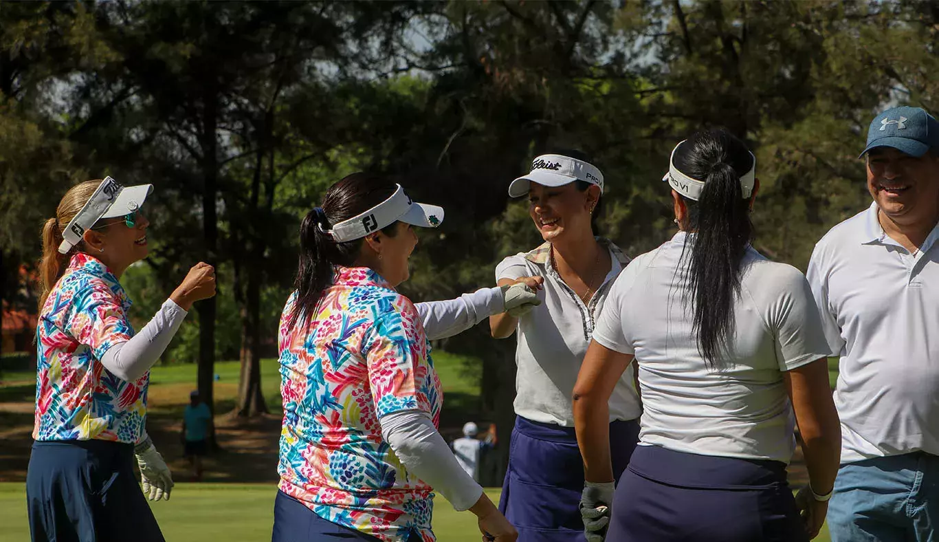 Golfistas celebrando su buen juego 