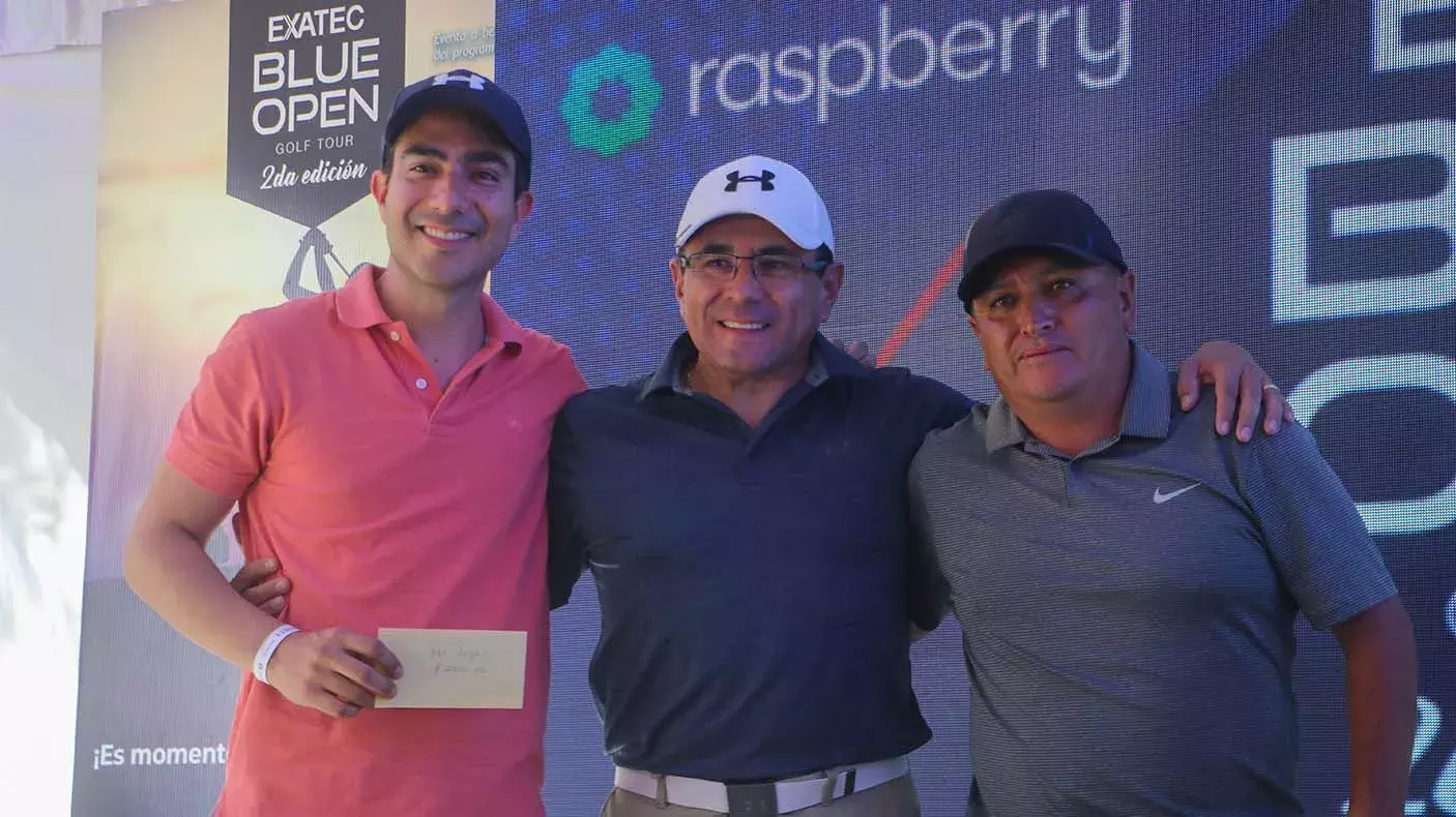 Golfistas recibiendo su premio 