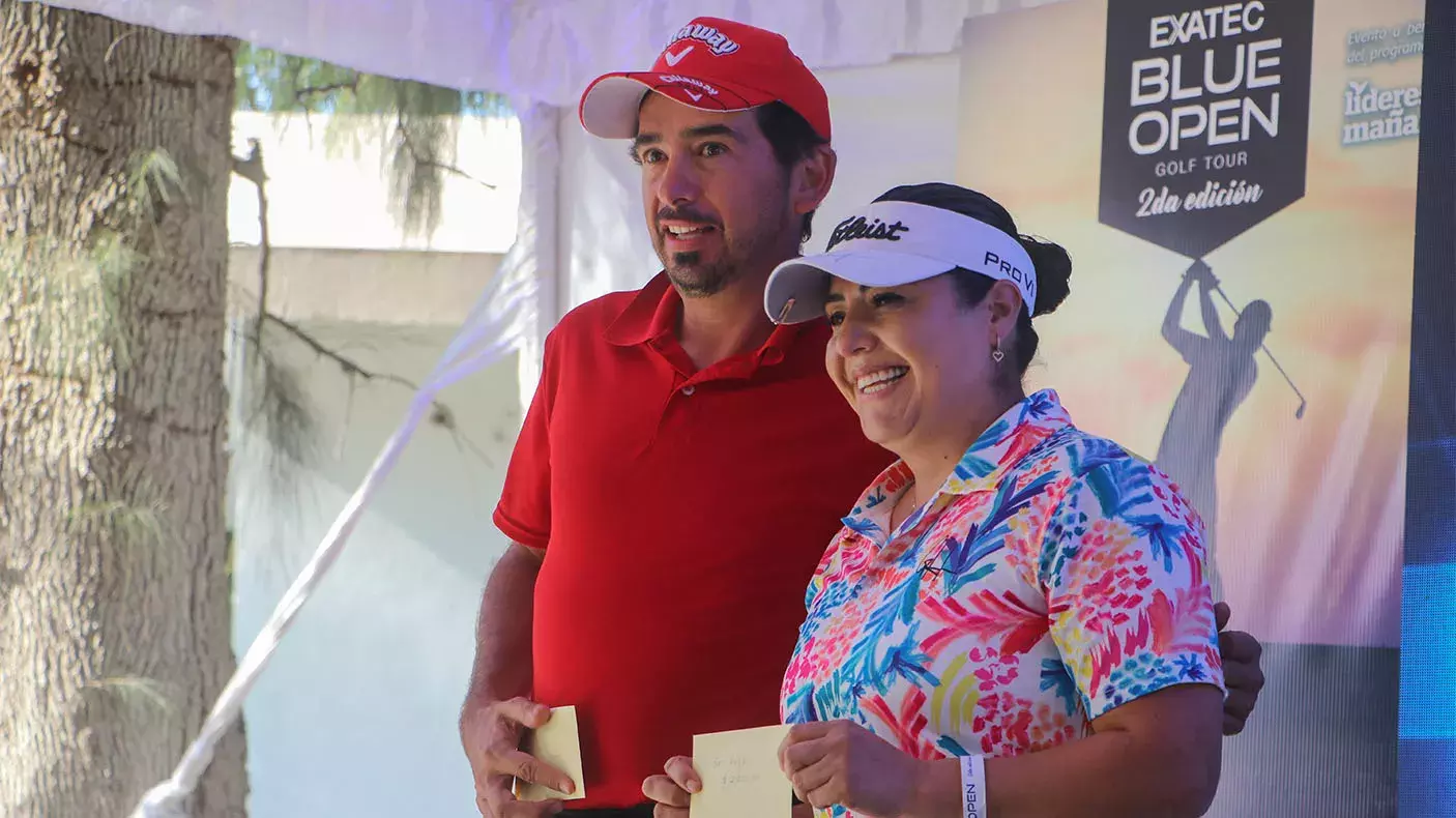 Golfistas recibiendo su premio 