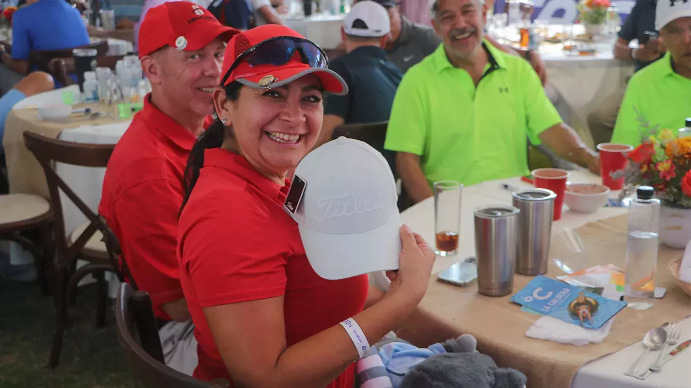 Golfistas ganadores de artículos en la rifa 