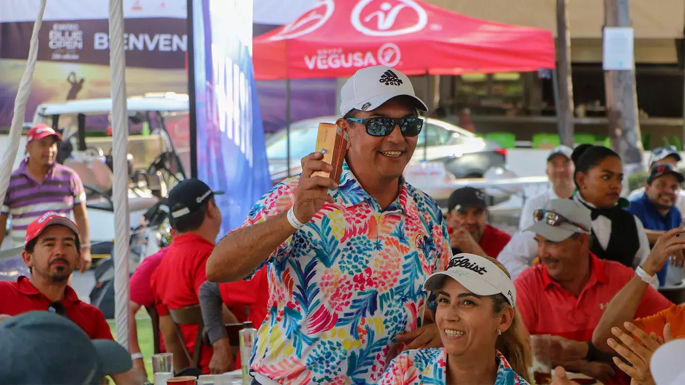 Golfistas ganadores de artículos en la rifa 