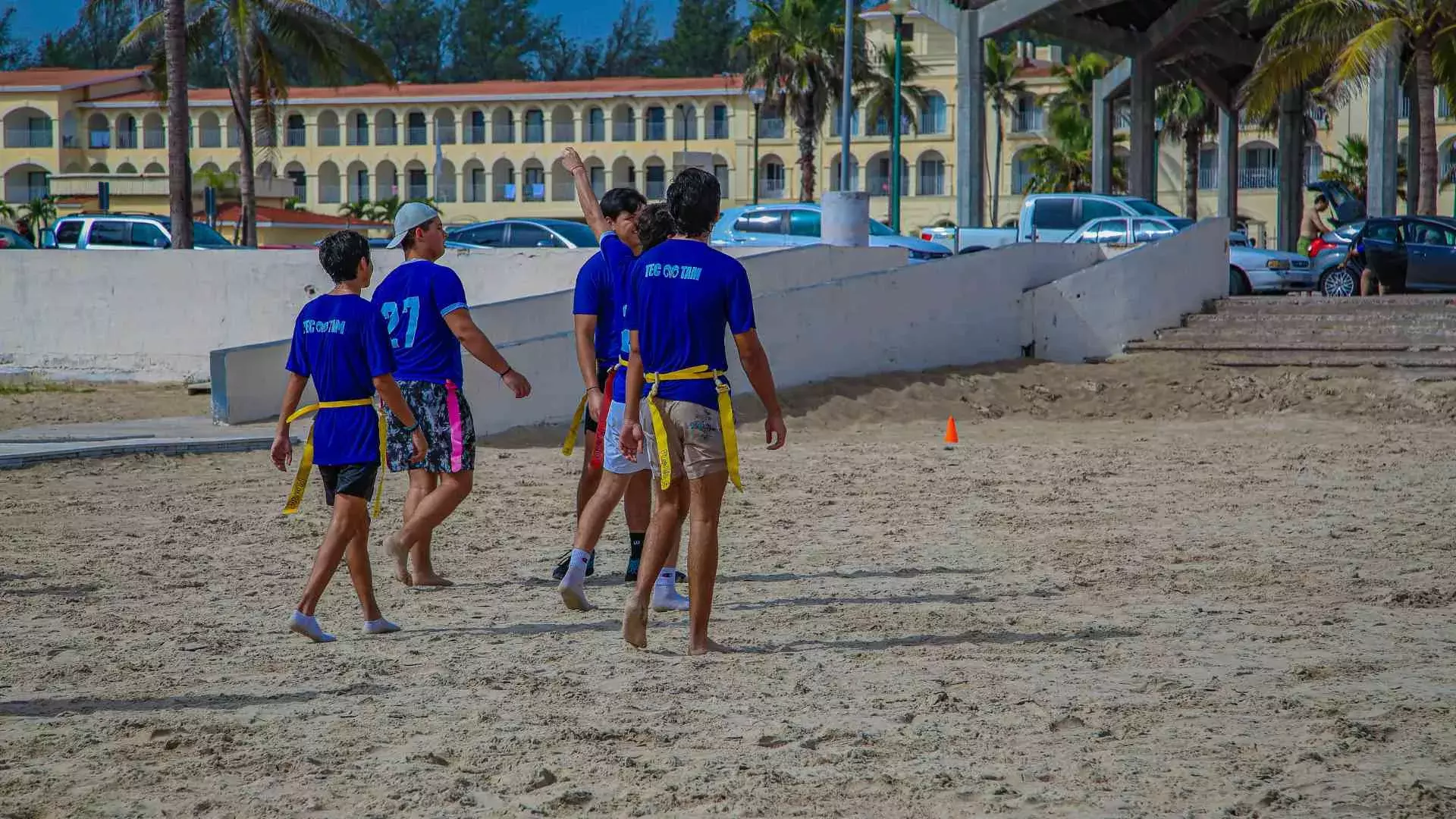 grupo de alumnos haciendo deporte en playa miramar