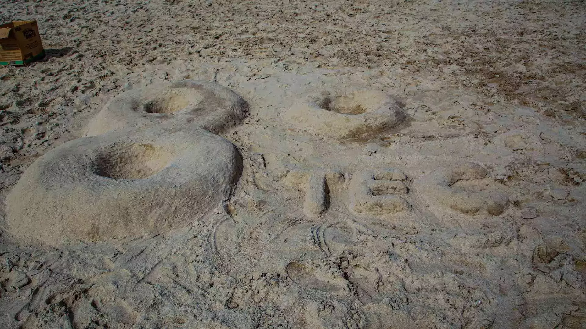 Escultura de arena del 80 aniversario del tec de monterrey en la playa