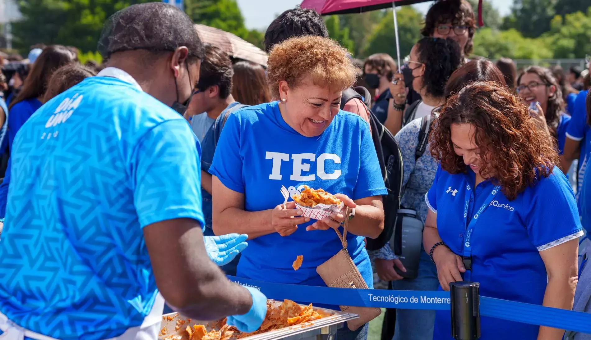 La comunidad Tec disfrutando de los Chilaquiles