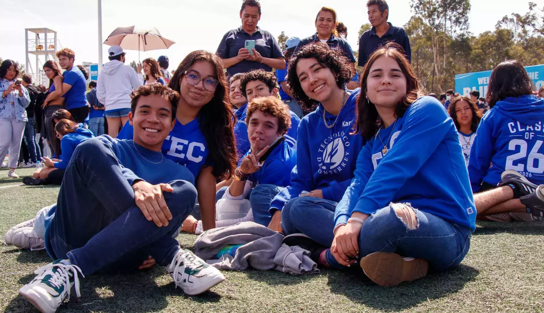 Comunidad Tec lista para la foto panorámica