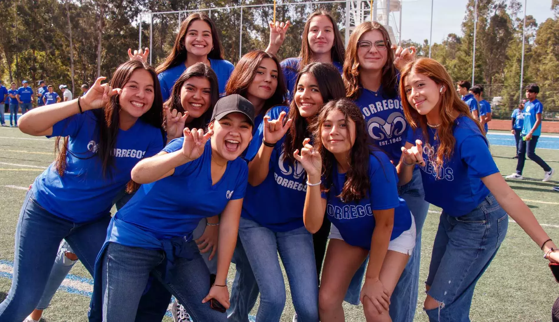 Comunidad Tec lista para la foto panorámica