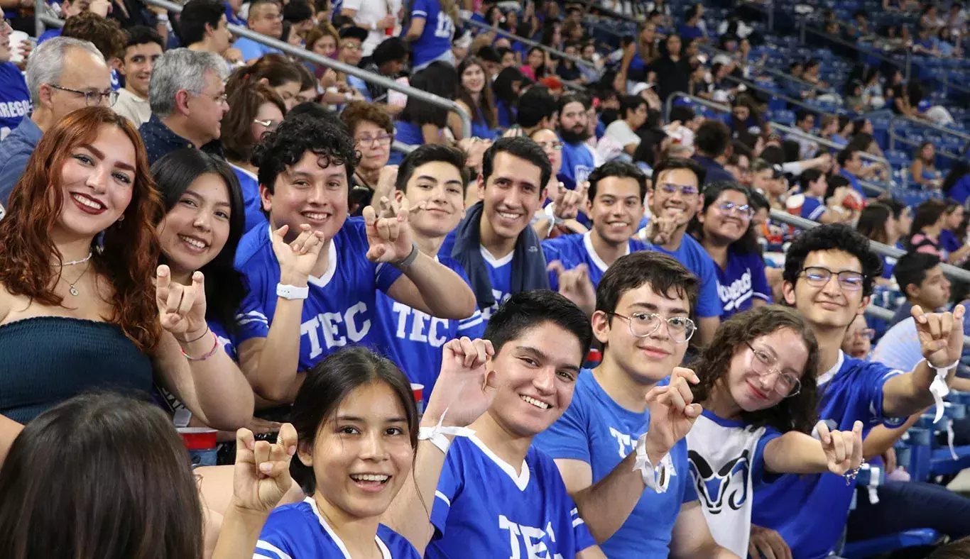 Alumnos en las tribunas de BBVA, FESTUM 80 aniversario Tec de Monterrey