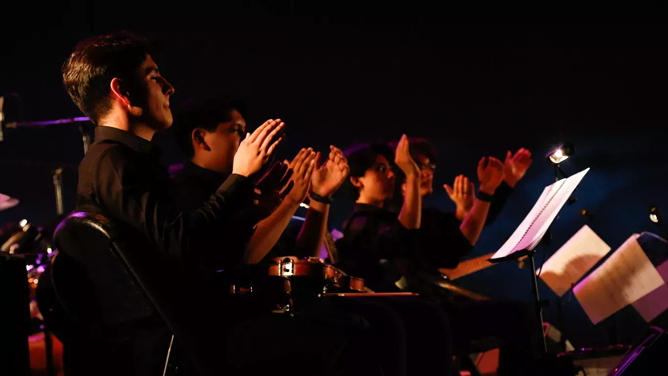 Músicos durante el ensamble