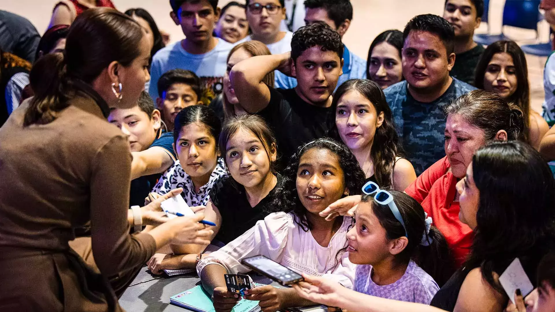 Astronauta mexicana con niños y niñas asistentes al Tec campus Laguna