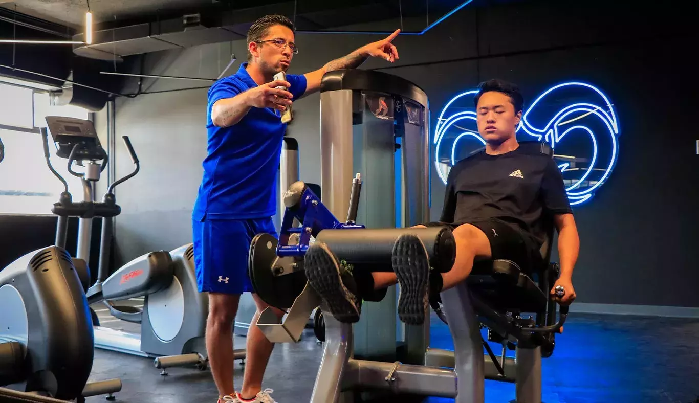 Coach entrenando a estudiante en el nuevo gym de PrepaTec Querétaro