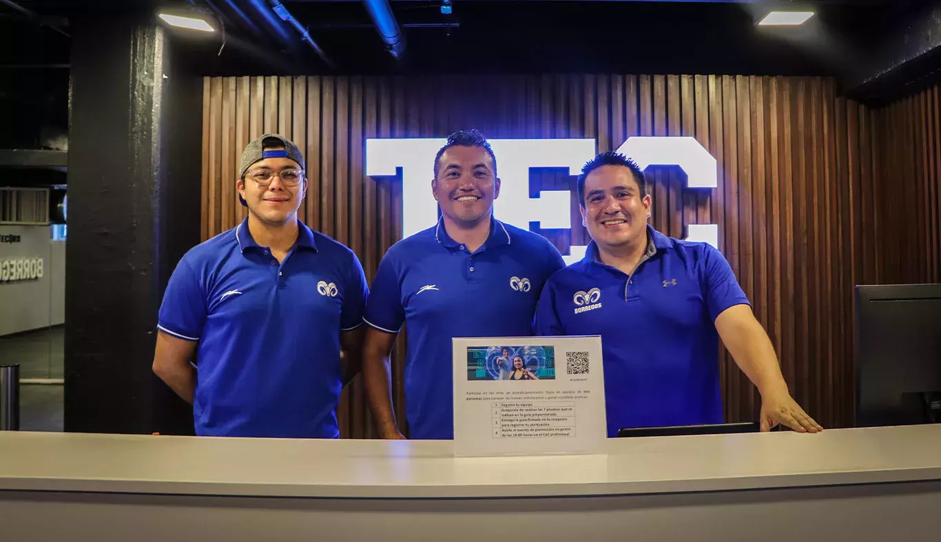 Coaches en la entrada del nuevo gym de campus Querétaro