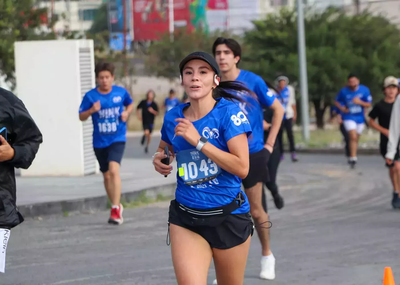 Chica concentrada en la carrera