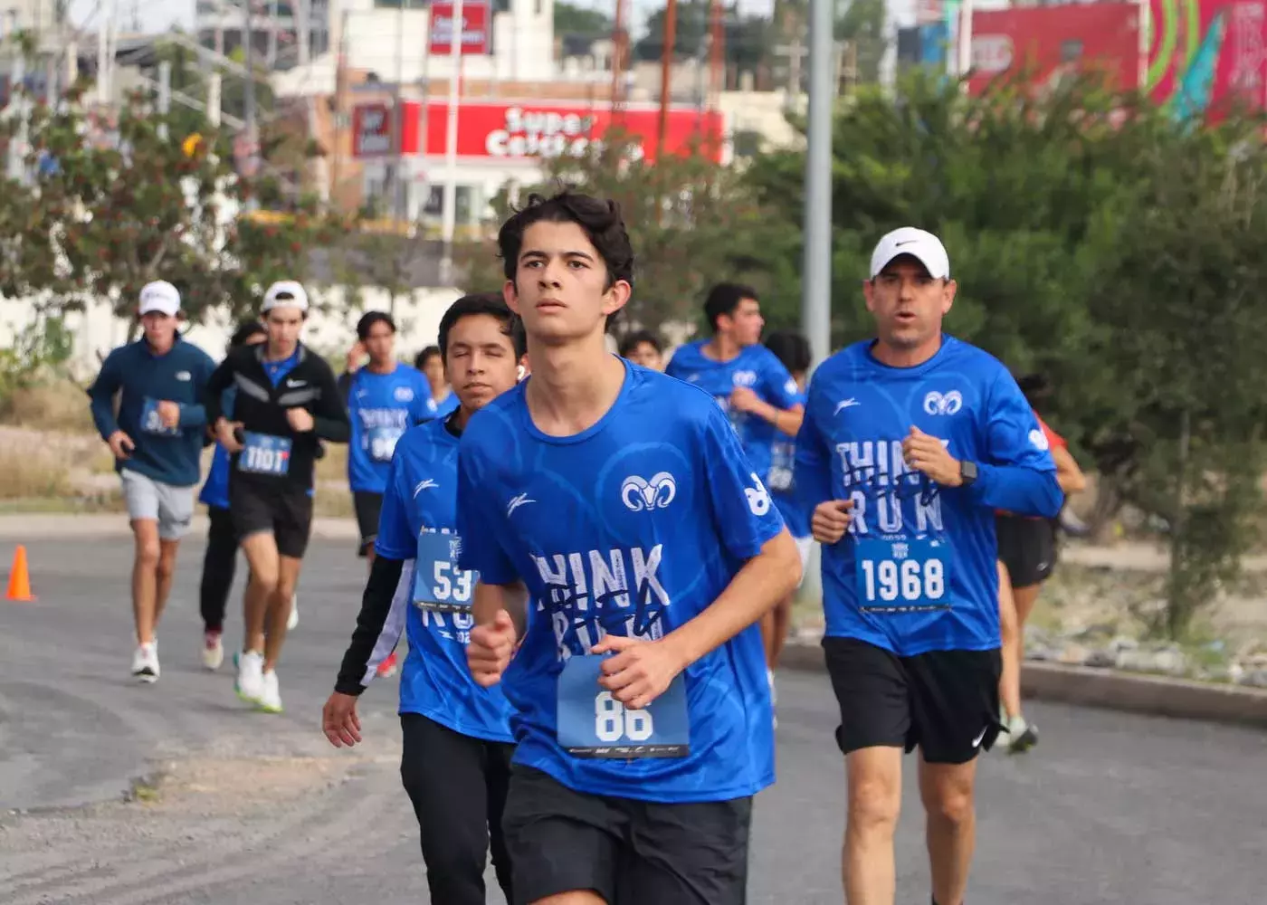 Alumnos de prepa corriendo