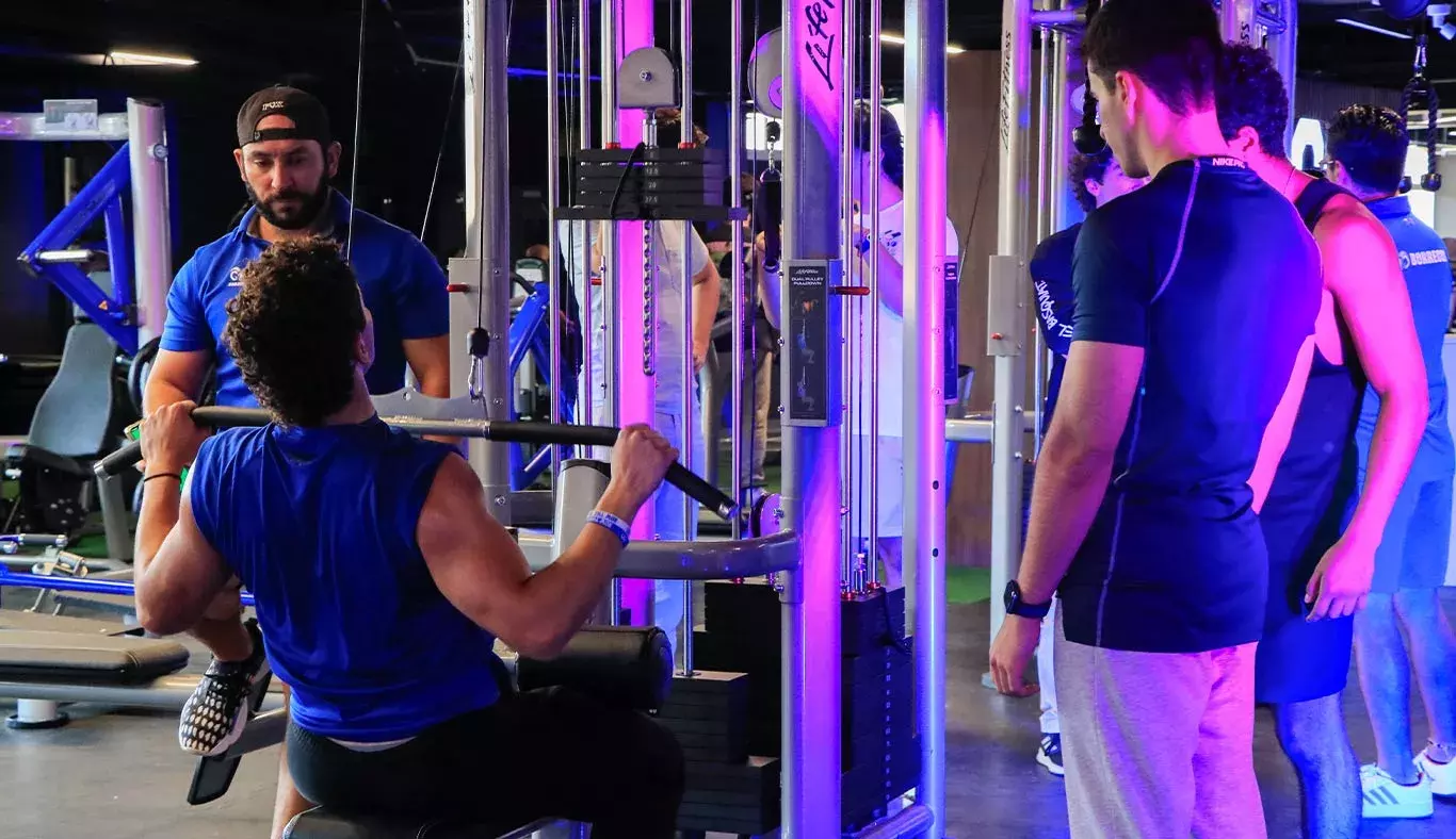 Estudiantes entrenando en el nuevo gym de PrepaTec Querétaro