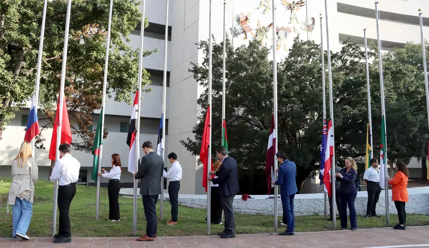 Alumnos y directivos izaron las banderas de diversos países.