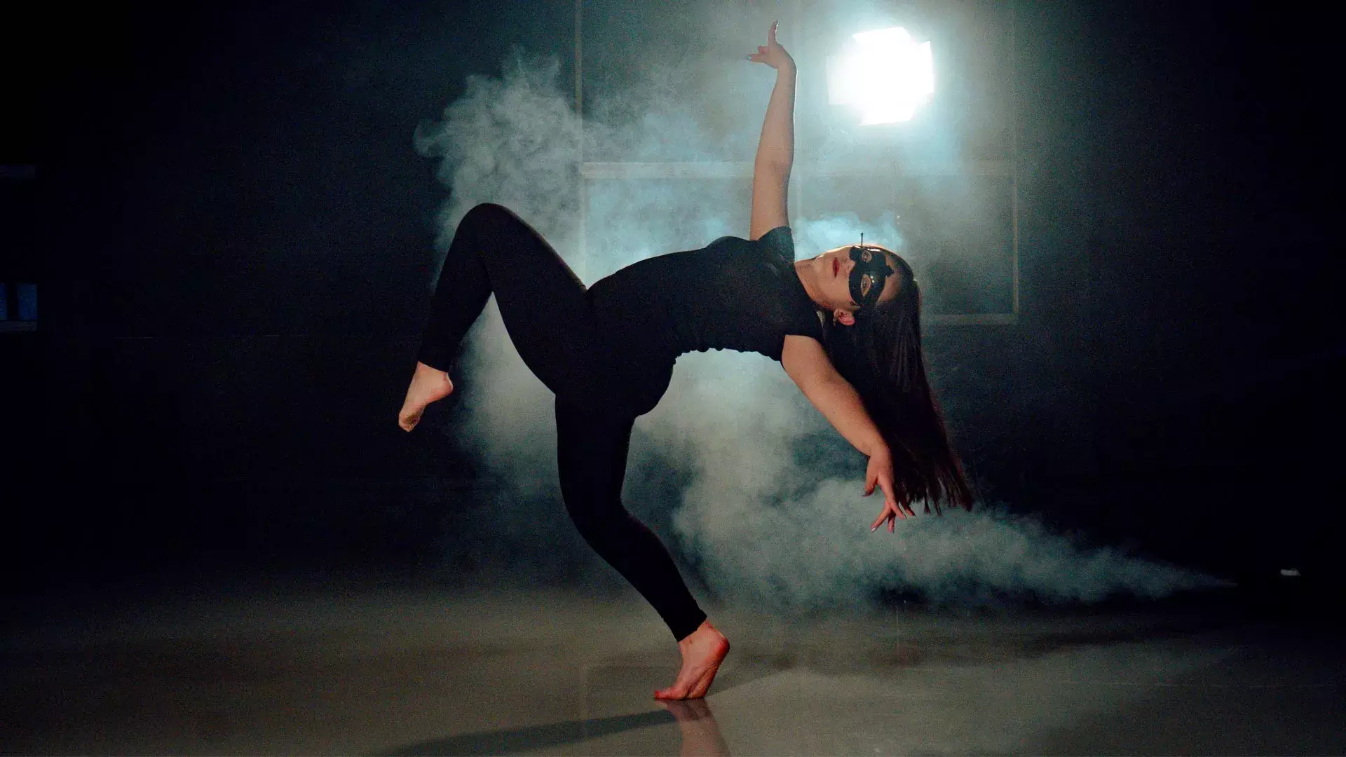 Bailarina flexionando hacia atrás