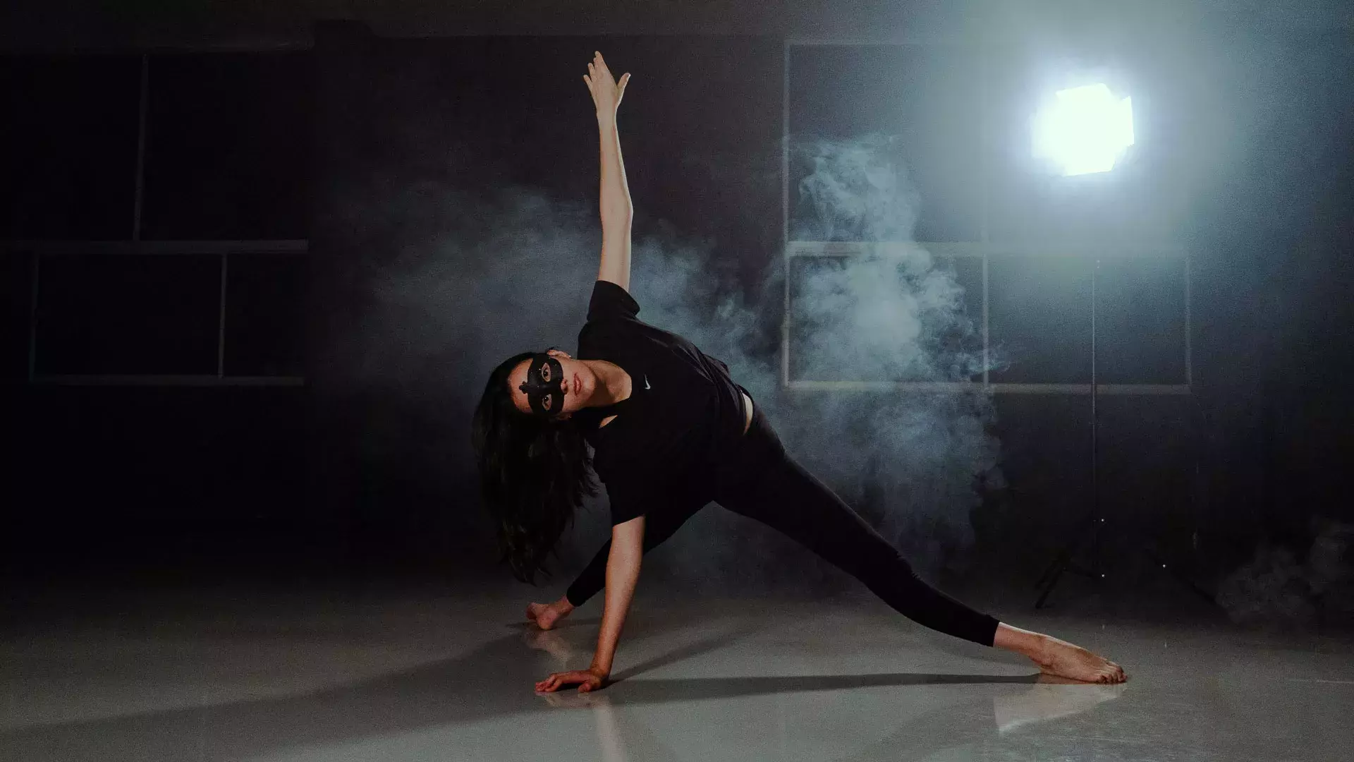 Bailarina frente a humo