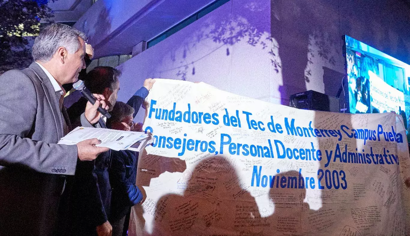 Manta conmemorativa firmada por la primera generación del campus Puebla