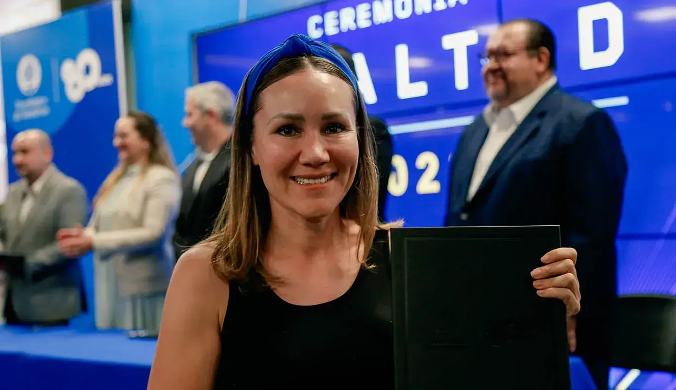 Colaboradora recibiendo su reconocimiento.