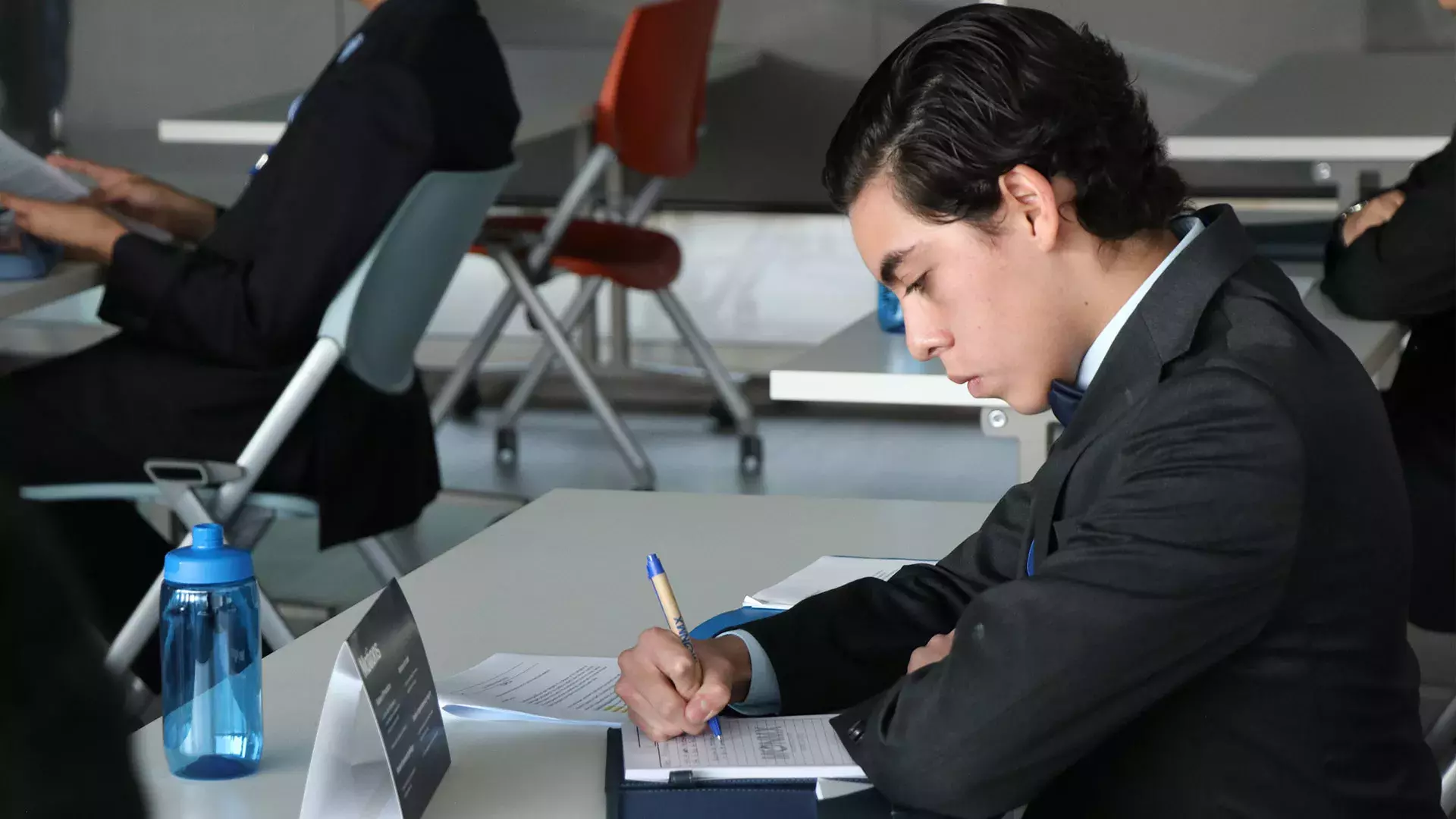 Estudiante prepara su postura