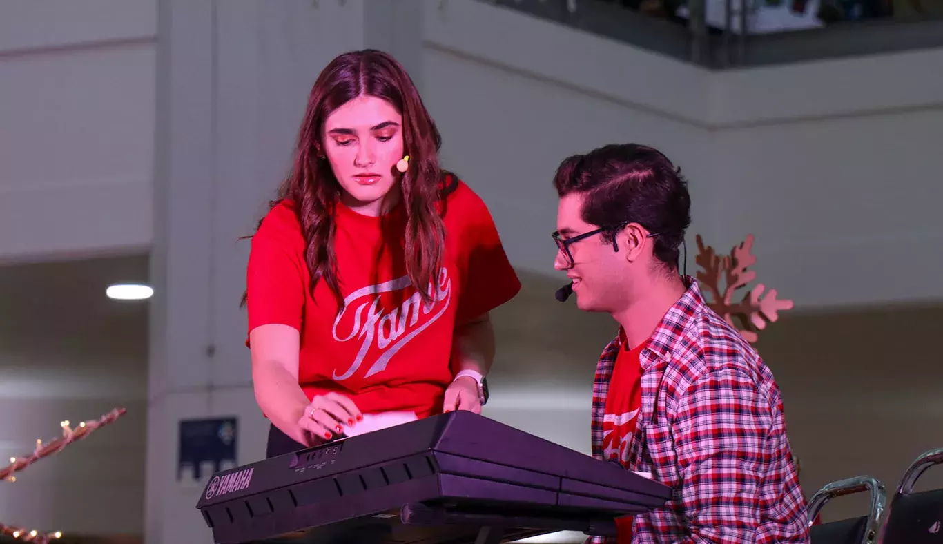 Dúo de cantantes en musical FAME del Tec de Monterrey campus Laguna