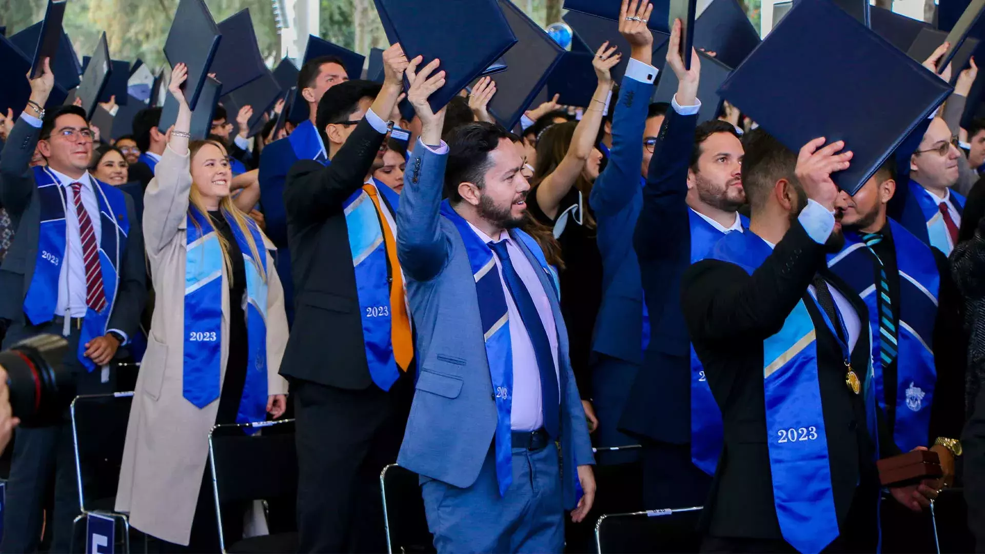Graduados celebran en Tec campus Guadalajara.