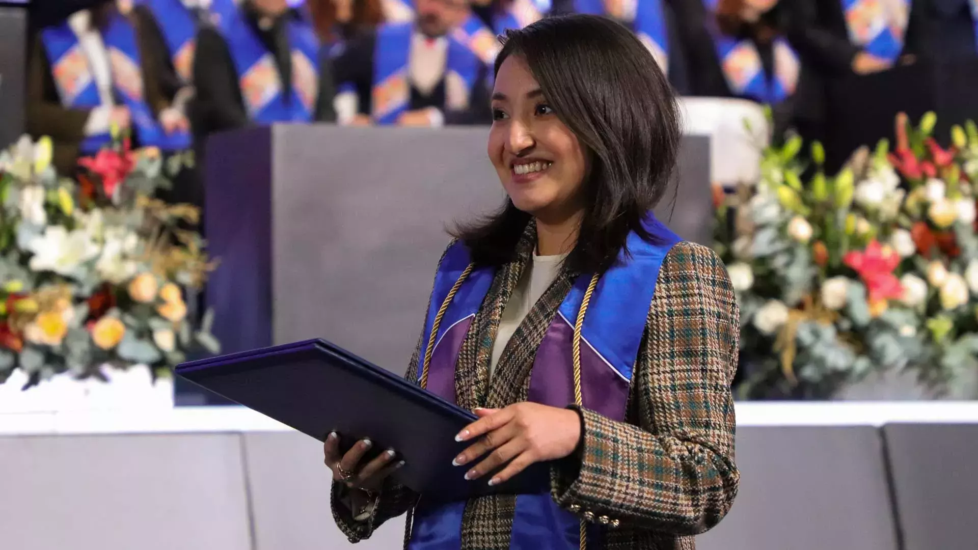 Egresada del Tec campus Toluca sonríe después de recibir su título profesional.