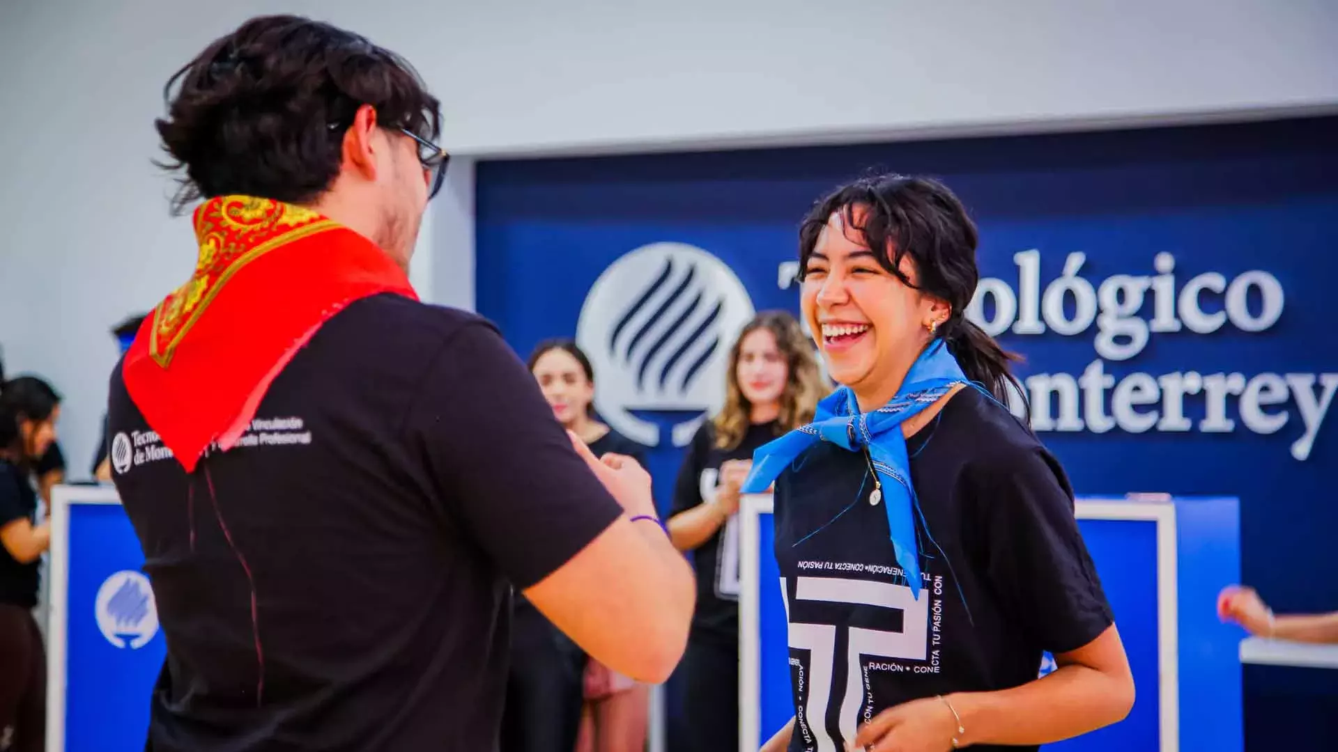 Estudiantes haciendo una actividad de integración.