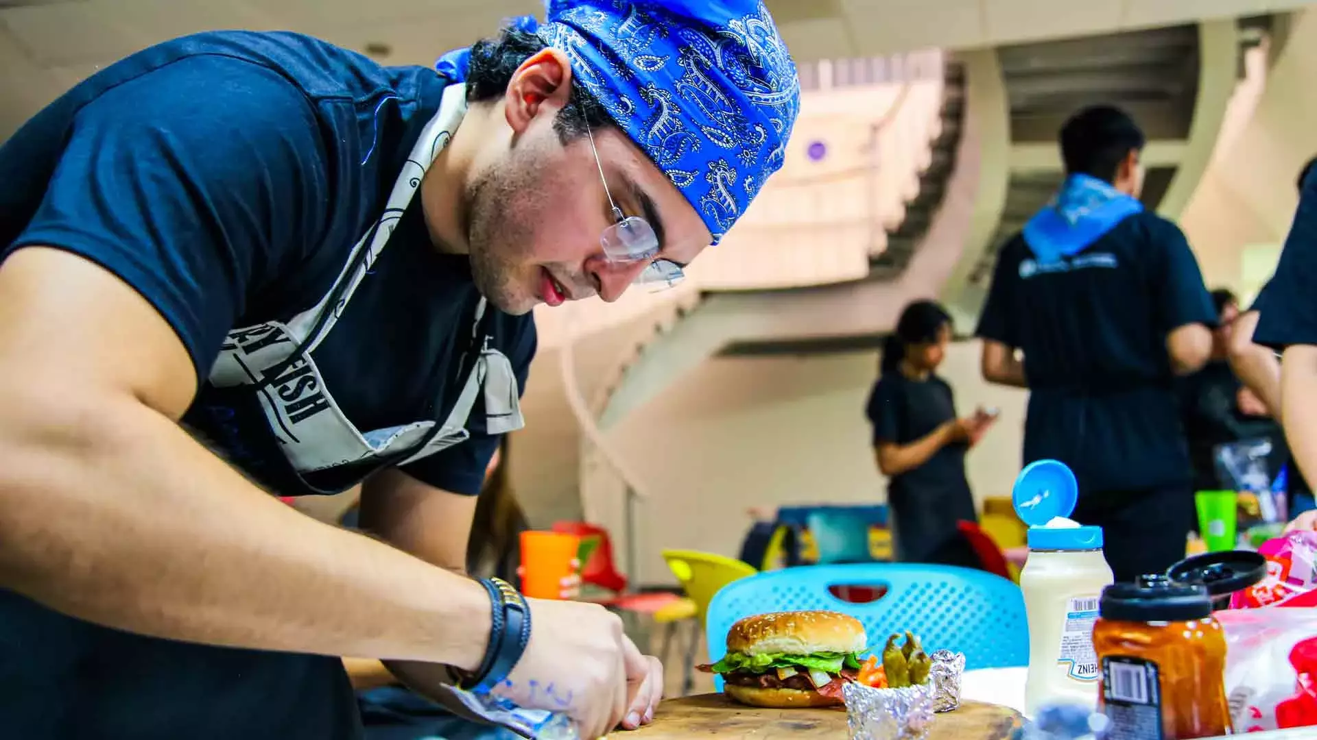 Reto de cocinar hamburguesas con los estudiantes