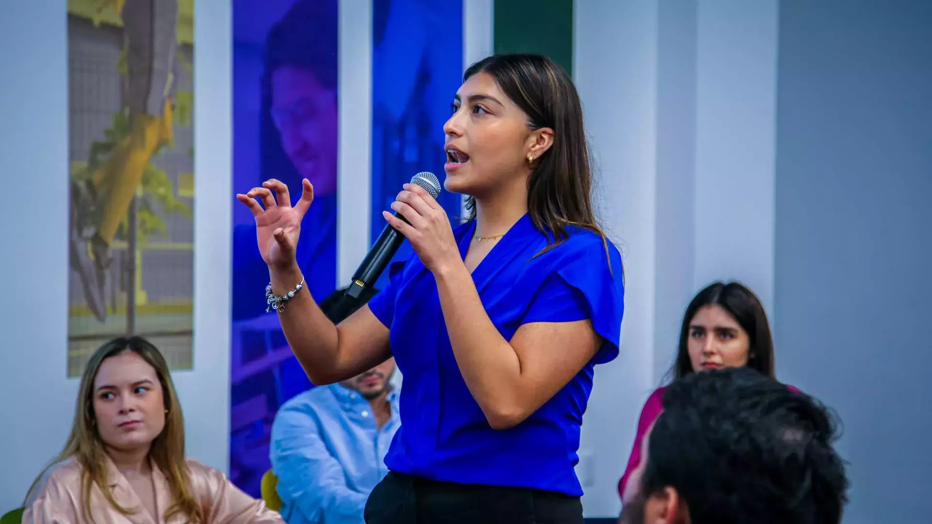 Alumna dando el pitch de la resolución del caso