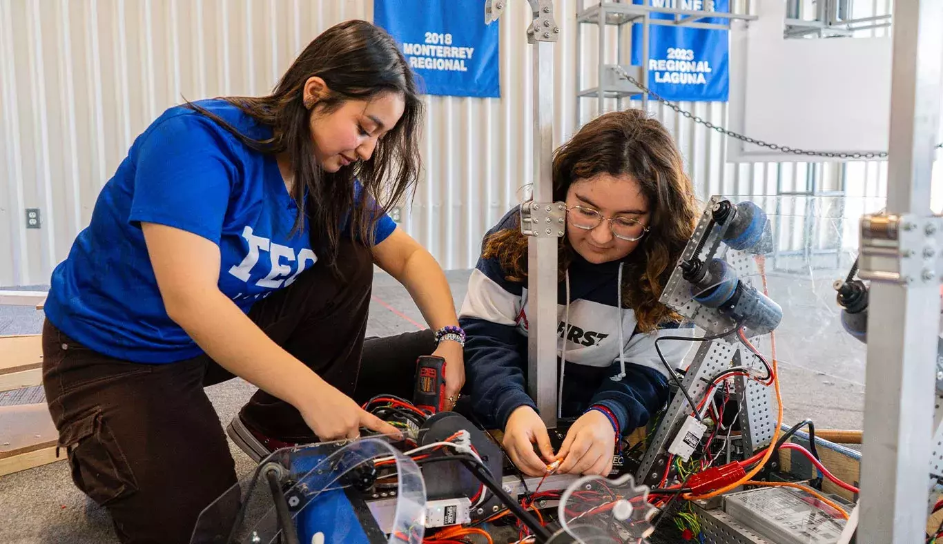 Alumnas trabajando con robot para FIRST