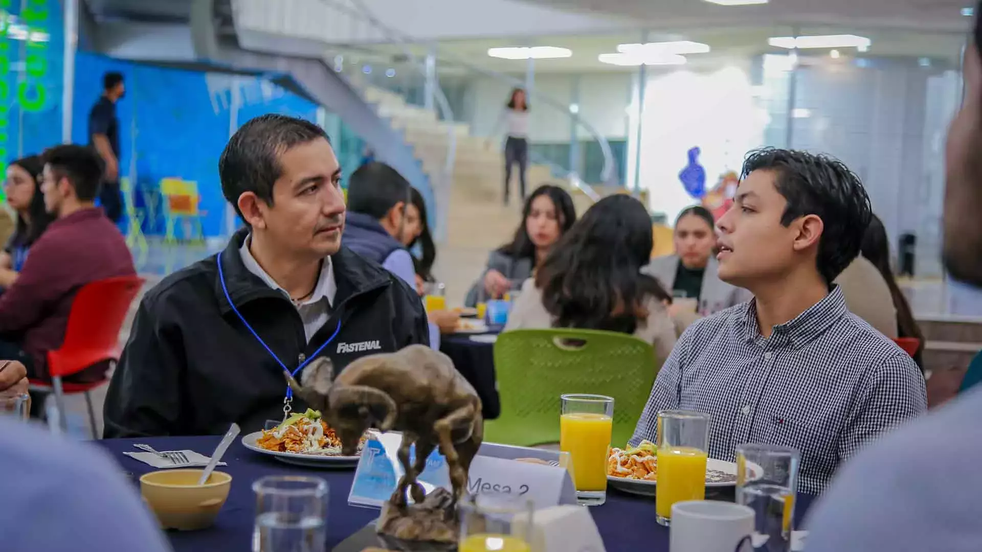 Reclutadores charlando con candidatos a graduar