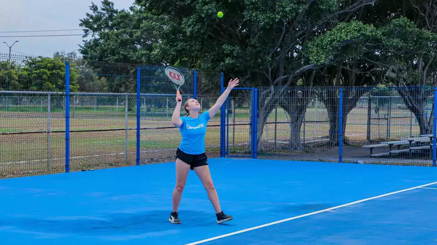 Estudiante de PrepaTec Tampico participando en singles de tenis