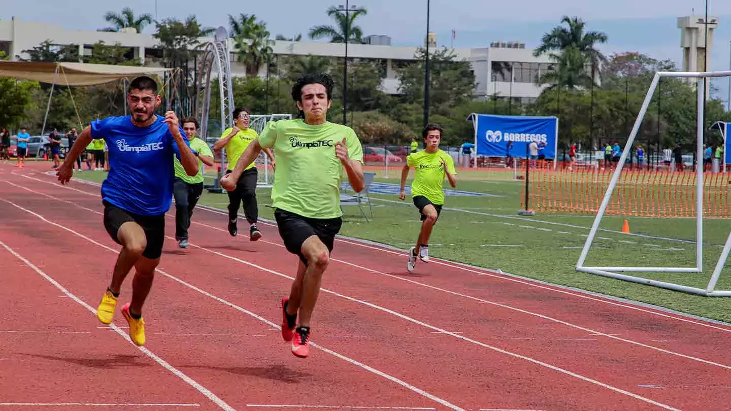Estudiantes de Tec Tampico compitiendo en atletismo 