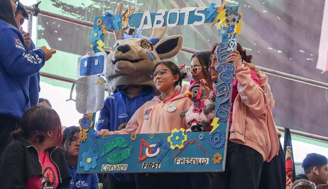 Miembros del equipo PinkHawks con la mascota de Cabots