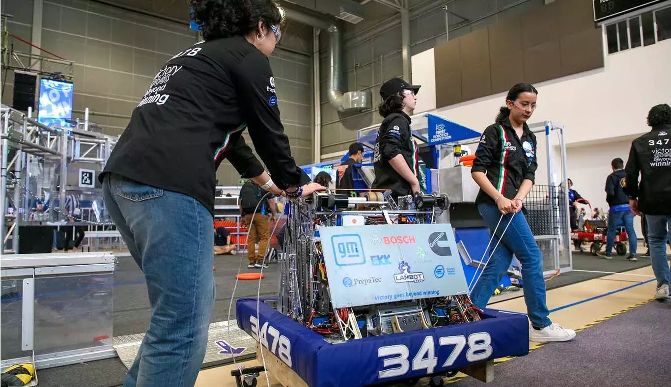 Equipo sacando su robot de la cancha