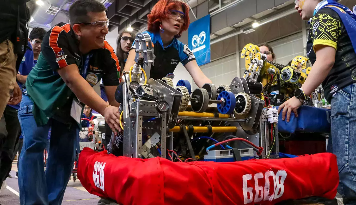 Equipo retirando su robot de la cancha. 