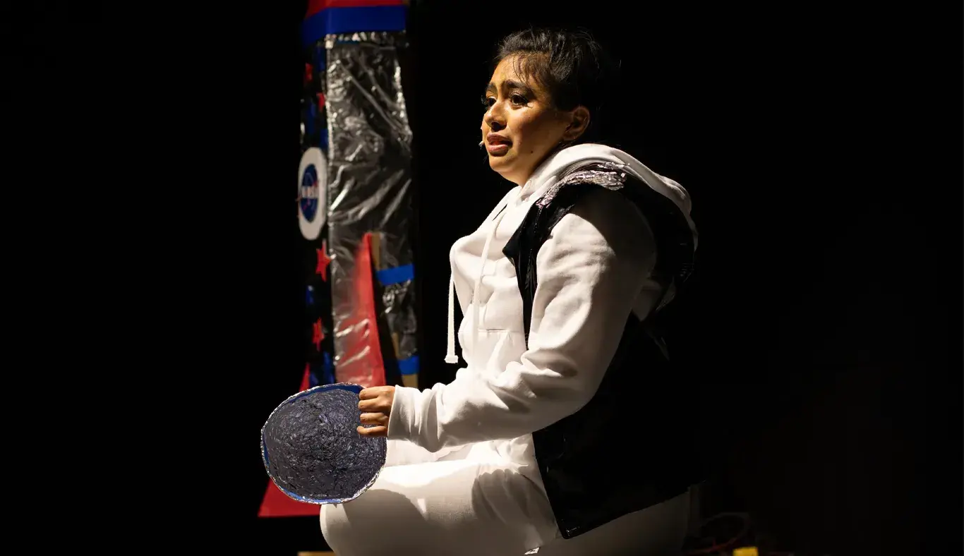 Ariadna Trujillo, ganadora del primer lugar en su monólogo "Mi mamá es un alien"