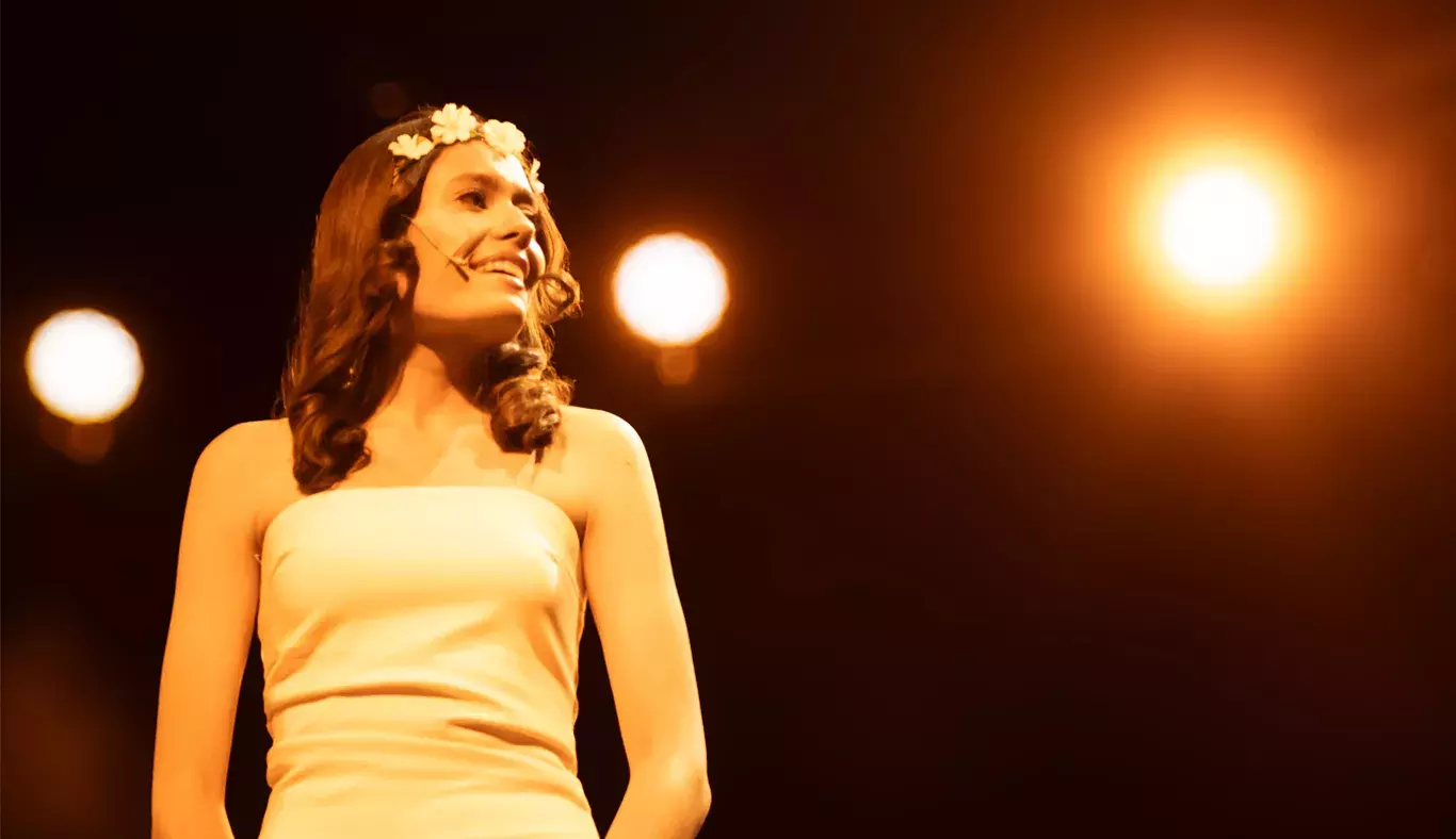 Recuerdos y tragedia en el monologo donde una estudiante se muestra con un vestido blanco y una corona de flores