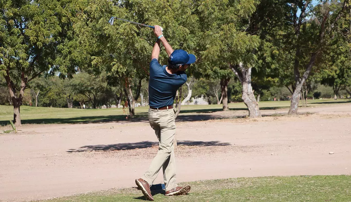 Torneo de golf EXATEC Blue Open Golfista jugando 