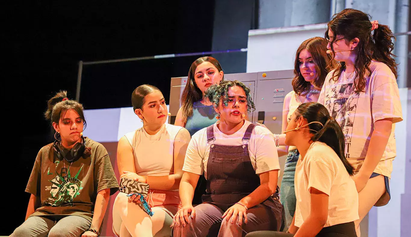 Actuación de jóvenes mujeres en el musical FAME del Tec de Monterrey campus Laguna