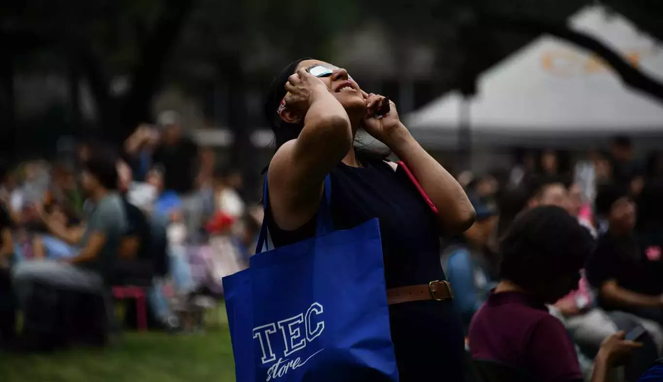 Alumno viviendo el eclipse solar desde Jardín de las Carreras.