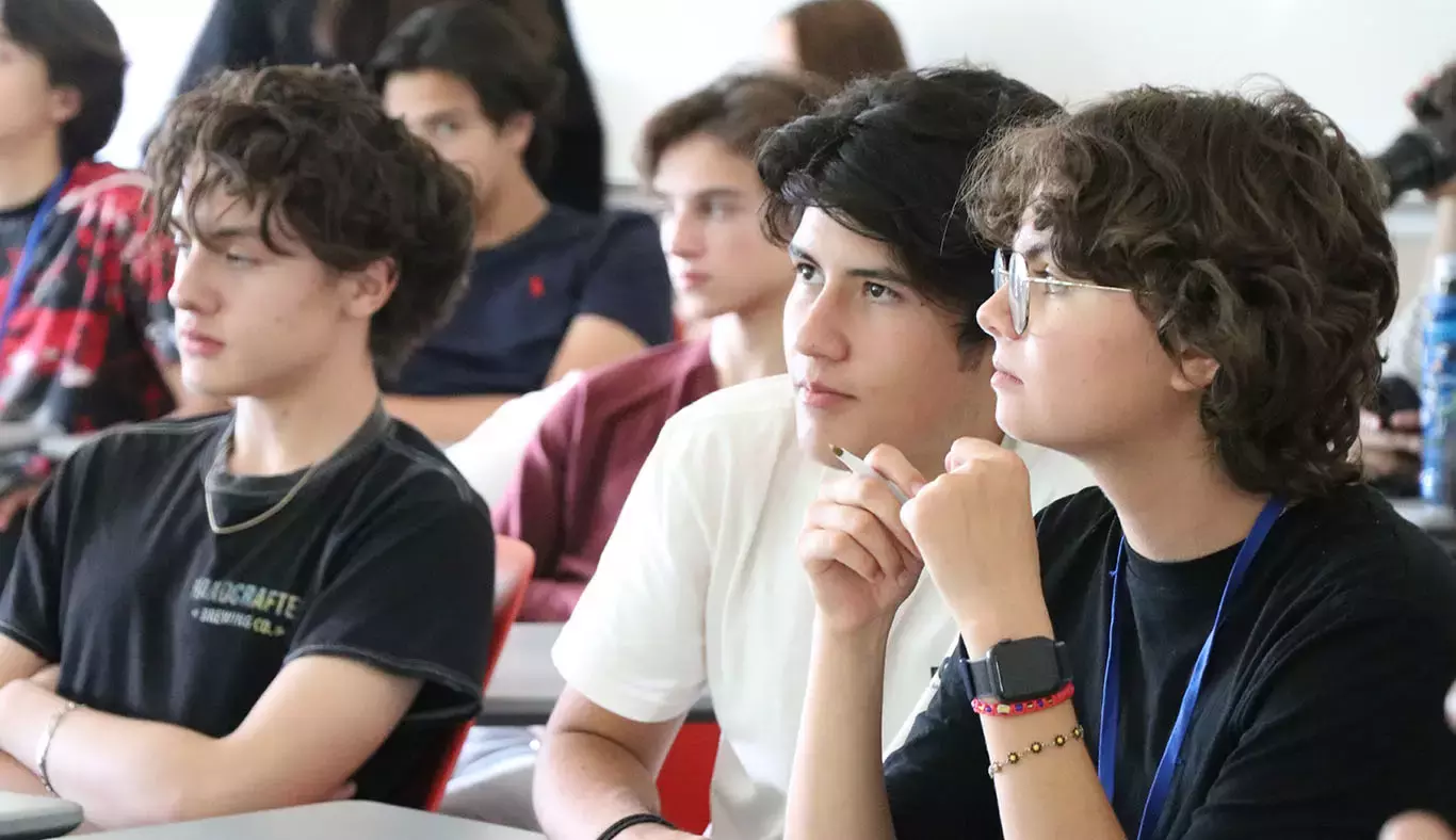 Estudiantes en conferencia 