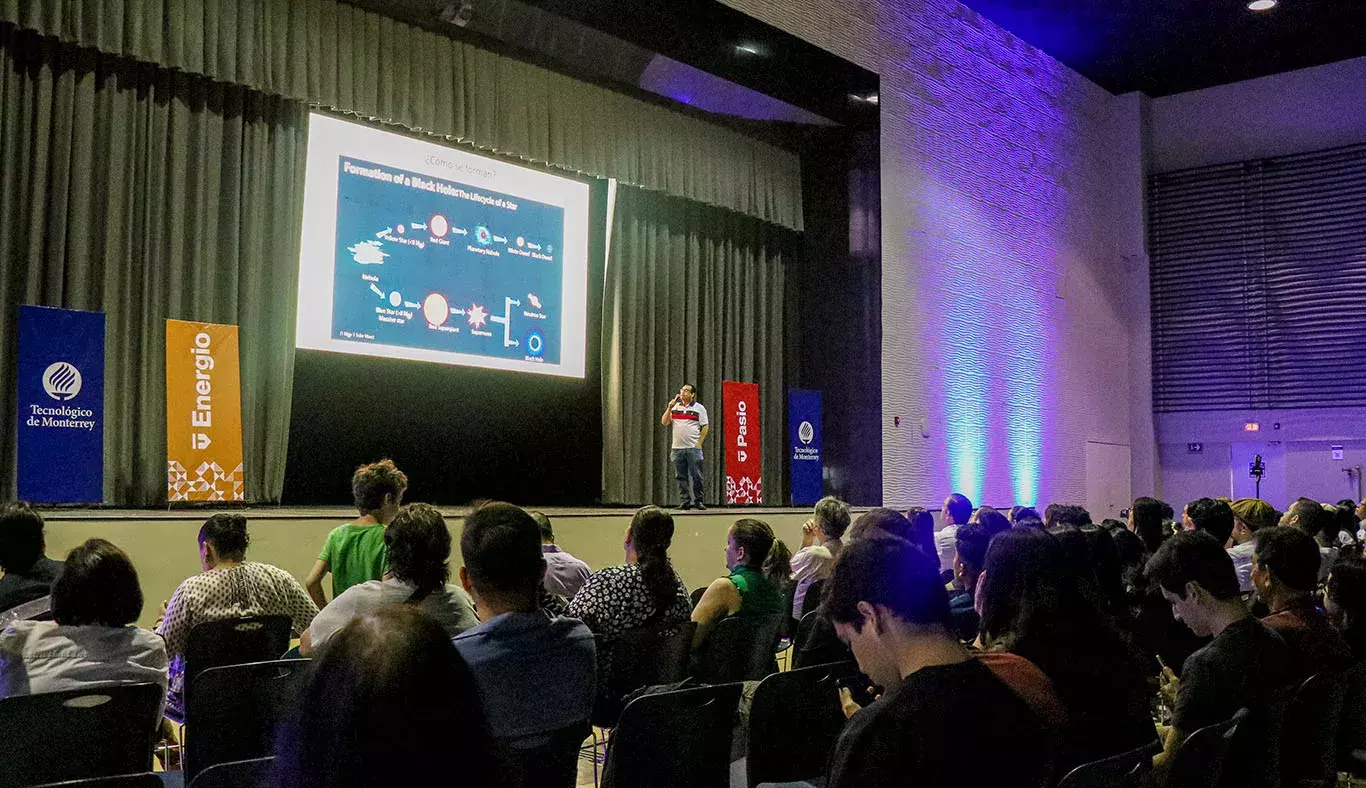 Conferencia astronómica previa al eclipse solar 2024 en el Tec de Monterrey campus Laguna en Torreón